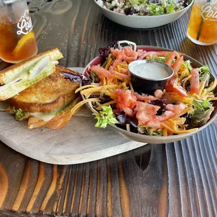 Turkey pesto sandwich with side salad