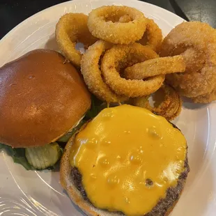 Cheeseburger with onion rings