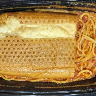 Spaghetti and garlic bread