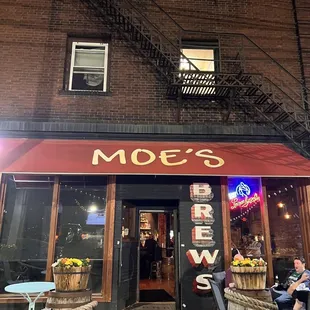 the outside of the restaurant