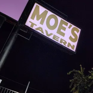 the neon sign for moe's tavern