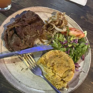 Bistec encebollado con mofongo