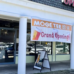 Let's go in! #MögeTee. I am in the mood for a Fresh Mango Tea. ｡ﾟ  \ (*‿*) /ﾟﾟ* Happy beautiful Friday to you!