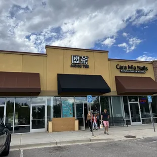 the outside of a cafe