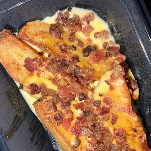 Potato wedges with cheese and bacon
