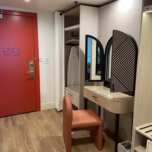 Want to apply your makeup before your big night out on the (off/off Strip) but I digress - here's the vanity. Yikes.