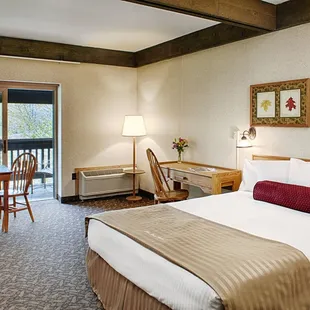 Accessible queen room with patio/balcony