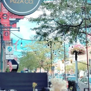 MOHIO PIZZA CO. patio in ummer.s