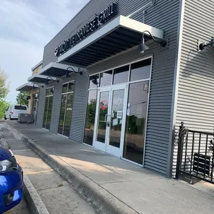 Restaurant on the corner. Hard to see if you are driving north.