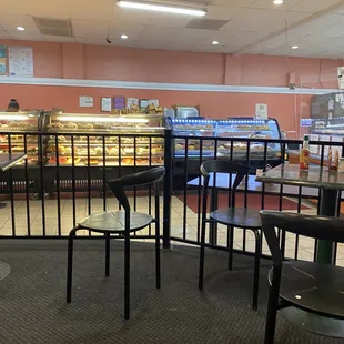 Área para comer al frente la panadería.