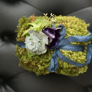 Epic ring pillow made out of moss