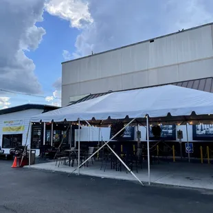 the outside of a restaurant