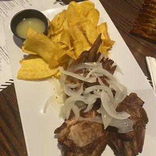 Chicharrones de Pollo con Mariquitas