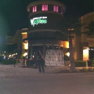 the outside of a restaurant at night