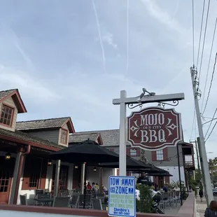 Mojos BBQ outside sitting area