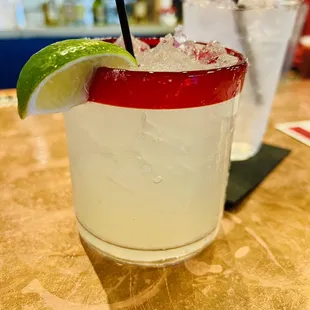 a margarita with a lime wedge