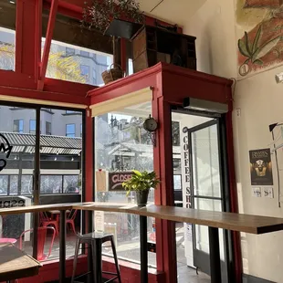 a view of the outside of a coffeehouse
