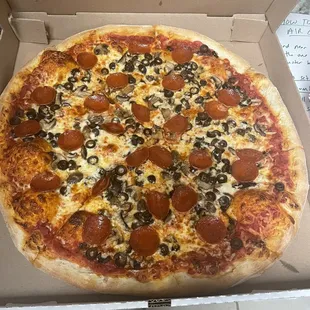 18" 3 topping of pepperoni, mushrooms and black olives... Delicious