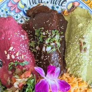 Tres Mole Enchiladas | Instagram: @telephonesmoothie