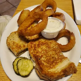 Tune Melt with onion rings