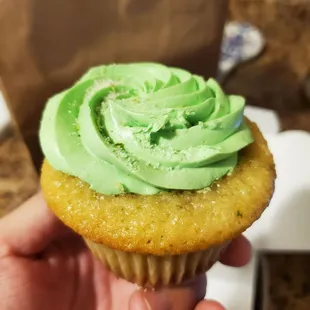 Key lime cupcake with lime curd filling - so yummy and refreshing!