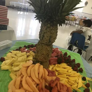 Pineapple tree fruit table