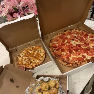 Garlic knots, cheese bread, and the Magpie with pepperoni