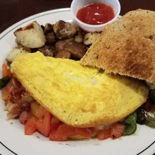 Western Omelet (it includes tomatoes - what a nice surprise!)