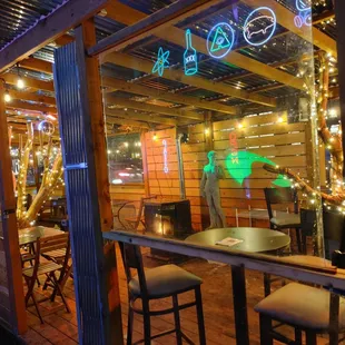 the outside of a restaurant at night