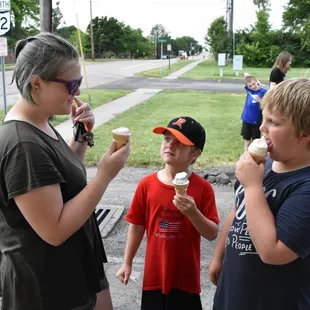 children eating ice cream