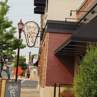 Front view of Mom &amp; Pop's.