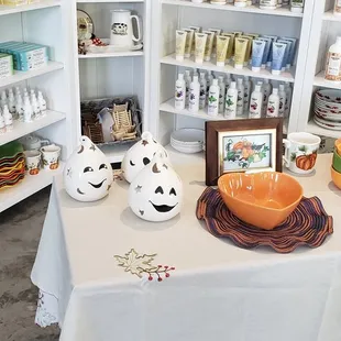 Wide selection on bowls and dishes