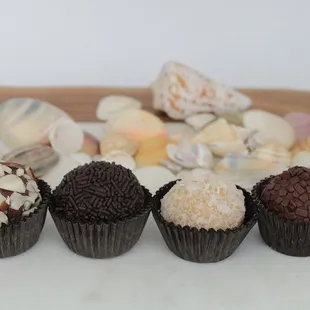 In Hawaiian, MOMI means "pearl", and I think you all know how DOLCE life can be,  with dolce meaning "sweet" in Italian.