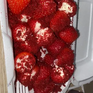 Strawberries stuffed with cheesecake