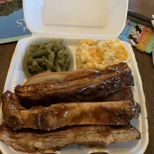 a tray of ribs, macaroni and cheese and green beans