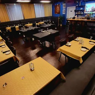 Main dining room, with full-service bar. Very nice ambiance.