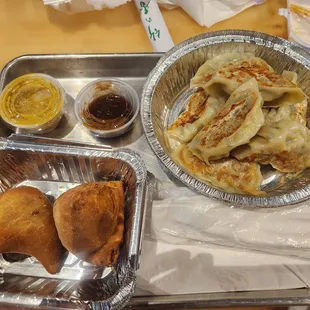 Vegetable momos and samosa