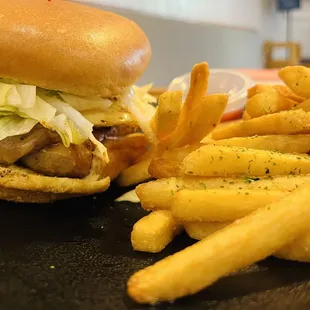 Grill Chicken Sandwich with Fries 香煎雞腿堡配薯條
