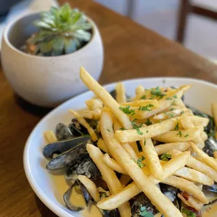 a plate of french fries and musselling