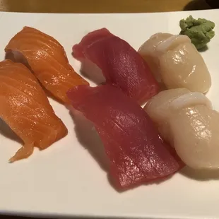 Nigiri: salmon, tuna, scallops