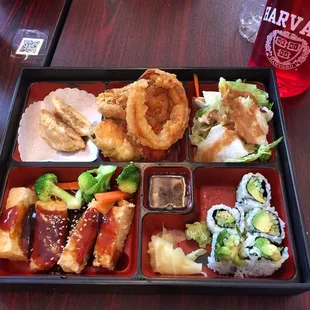 I am Vegeterian, i love this Veggie MoMo box, taste is just perfect!