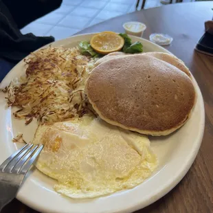 a plate of breakfast food