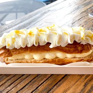 Lemon eclair