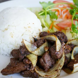 4C. CƠM BÒ LÚC LẮC
SHAKING BEEF RICE