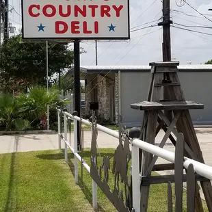 Mom’s Country Deli/7918 Pinemont Dr