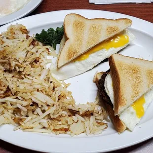 Breakfast sandwich with the most flavorful hashbrowns!