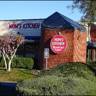 I've arrived at Mom's Kitchen, located in Auburn, CA to enjoy an amazing breakfast.