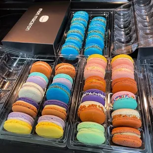 So many yummy macarons!