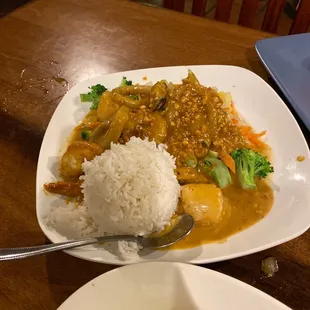 Praram long song - steamed vegetables with peanut sauce