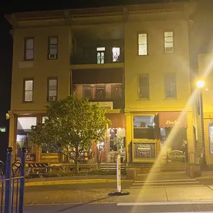 Look how pretty this building is!